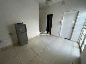 Casa · 230m² · 8 Quartos · 3 Vagas · Casa residencial disponível para Venda no bairro Centro em Uberlândia-MG.