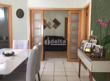 Casa · 400m² · 4 Quartos · 4 Vagas · Casa residencial disponível para venda no bairro Umuarama em Uberlândia-MG
