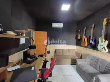 Casa · 316m² · 4 Quartos · 2 Vagas · Casa residencial disponível para venda no bairro Granada em Uberlândia-MG