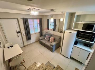 Apartamento · 70m² · 2 Quartos · 1 Vaga · À Venda Triplex Exclusivo a 150 m da Praia no Centro de Búzios – Reformado, Mobiliado e com Alta Ren