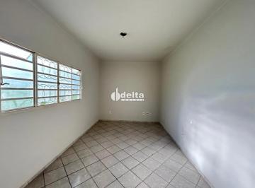 Casa · 300m² · 3 Quartos · 3 Vagas · Casa com 3 quartos sendo 1 suíte disponível para locação no Bairro Santa Mônica em Uberlândia-MG