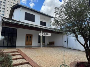 Casa · 484m² · 3 Quartos · 4 Vagas · Casa mista com 3 quartos sendo 1 suíte disponível para locação no bairro Osvaldo Rezende em Uberlând