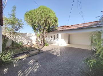 Casa · 350m² · 3 Quartos · Casa residencial com 03 quartos sendo 02 suítes, disponível para locação no bairro Cidade Jardim em 