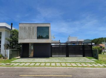 Casa · 265m² · 4 Quartos · 6 Vagas · Casa Alto Padrão em condomínio fechado R$ 3.165.000,00