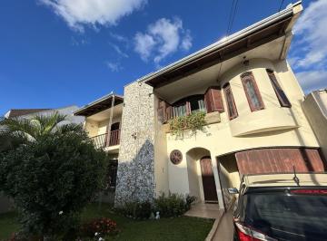 Casa · 242m² · 4 Quartos · 2 Vagas · Sobrado - Portão