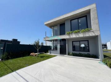 Casa · 200m² · 5 Quartos · 2 Vagas · Sobrado de luxo nunca habitado