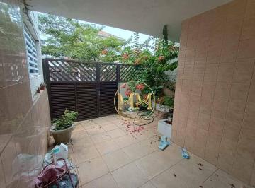 f5eddf916f0dd890e8c95161c3976c2e7bf569e2 · Sobrado em localização privilegiada precisando de reforma