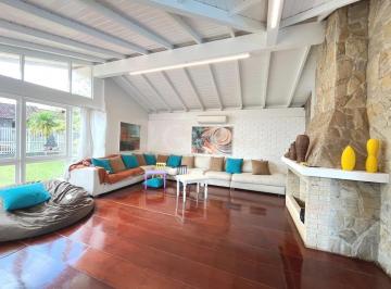 1 · Casa de 247m² com 4 suítes na Lagoa da Conceição