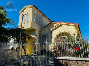 Casa · 220m² · 3 Quartos · 2 Vagas · Casa Ampla com Pátio e Excelente Localização no Petrópolis
