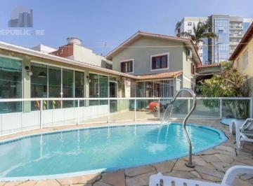 Casa · 388m² · 3 Quartos · 3 Vagas · Casa térrea 100% mobiliada com 3 dormitórios, suíte, piscina e 3 vagas.