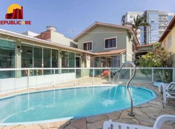 Casa · 388m² · 3 Quartos · 3 Vagas · Casa térrea 100% mobiliada com 3 dormitórios, suíte, piscina e 3 vagas.