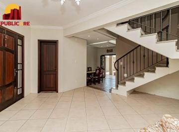 Casa · 257m² · 4 Quartos · 3 Vagas · Casa com 4 dormitórios e 2 pavimentos em ótimo estado de conservação .