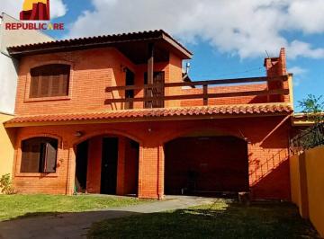 Casa · 250m² · 3 Quartos · 2 Vagas · Casa com 3 quartos, 3 banheiros, churrasqueira no bairro Jardim São Pedro.