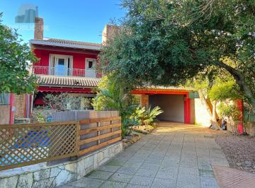 Casa · 506m² · 4 Quartos · 6 Vagas · Casa Espaçosa com 274m² e Piscina – Vista Privilegiada para o Guaíba