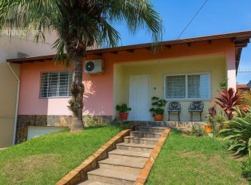 Casa · 150m² · 3 Quartos · 2 Vagas · Casa de 3 Quartos e 2 Vagas de garagem em Cachoeirinha.