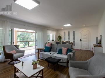 Casa · 238m² · 3 Quartos · 2 Vagas · Linda casa totalmente reformada, 3 quartos (1 suite), 2 vagas cobertas - Bairro