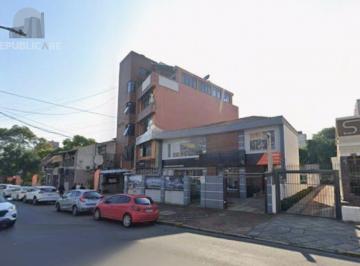 Casa · 300m² · 3 Quartos · 8 Vagas · Casa com 3 quartos, 3 banheiros, 300m² e 8 vagas no Menino Deus.