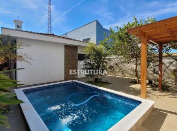 Casa · 180m² · 3 Quartos · 4 Vagas · Casa para venda em Centro de 180.00m² com 3 Quartos, 1 Suite e 4 Garagens