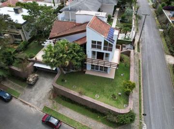 Casa de 3 quartos, Curitiba · O Refúgio Perfeito em Curitiba: Arquitetura Autoral e Privacidade Absoluta na Capital do Bem-Estar