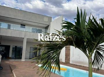 Casa · 213m² · 3 Quartos · 3 Vagas · Casa com Piscina e Suíte com Closet para Alugar no Bairro Shopping Park – Uberlândia/MG