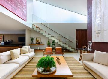 Casa · 600m² · 5 Quartos · 4 Vagas · Espaço para receber o mundo. E fechar a porta dele.