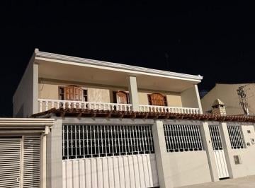 Casa de 5 quartos, Brasília · Vendo casa sobrado na QNL 10 CONJUNTO.