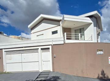 Casa de 3 quartos, Marília · Casa espaçosa e garantia de bons churrascos com amigos!!! Com 3 suítes e area gourmet integrada.