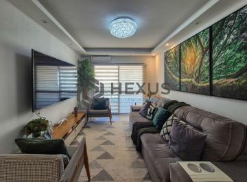 Foto · Apartamento reformado com varanda e lazer na Praia das Pitangueiras, Guaruja