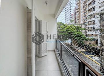Foto · Apartamento reformado com varanda a 300m da praia no Jardim Astúrias, Guarujá
