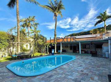 Foto · Casa reformado com varanda e lazer a 500m da praia no Jardim Guaiuba, Guarujá
