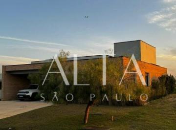 Casa · 245m² · 3 Quartos · 4 Vagas · Casa recém-pintada À VENDA com 3 suítes e 4 vagas em um condomínio com golf club interno.