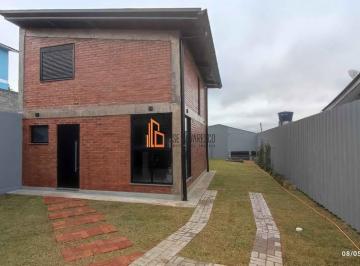Casa · 72m² · 2 Quartos · 2 Vagas · CASA "NOVA" COM AMPLO PÁTIO - B. OURO VERDE