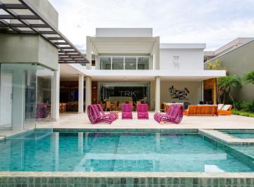 Casa · 800m² · 5 Quartos · Certas casas possuem áreas sociais. Esta possui vocação social.