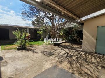 Casa · 375m² · 3 Quartos · 3 Vagas · Casa residencial com 3 quartos disponível para locação e venda no bairro Brasil em Uberlândia-MG