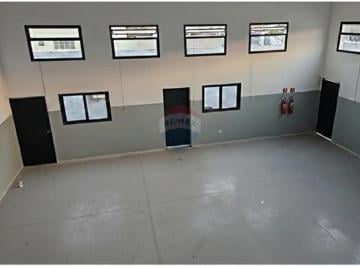 Comercial · 209m² · 3 Vagas · Galpão / Depósito / Armazém para alugar em Jardim Itália de 209.14m² com 3 Garagens
