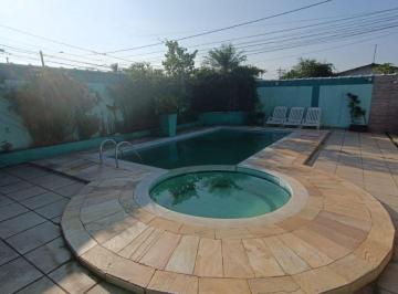 Casa de 4 quartos, Peruíbe · Casa com 4 quartos e piscina em Peruíbe.