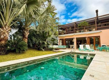 Casa · 950m² · 8 Quartos · 4 Vagas · Casa com 8 suítes na Praia da Barra em Garopaba