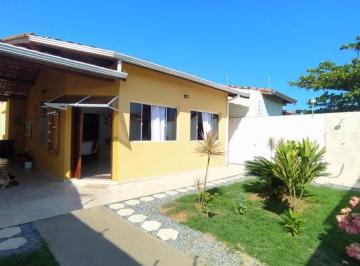 Casa de 3 quartos, Itanhaém · Casa à 100m do mar com 3 quartos e área gourmet em Itanhaém.