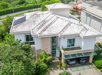 Casa de 3 quartos, Jandira · Casa no condomínio Reserva Santa Maria para venda com 3 quartos, sendo 3 suítes, 560m²