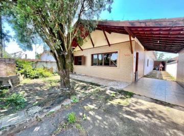 Casa de 3 quartos, Peruíbe · Casa com 3 quartos e espaço para piscina em Peruíbe.