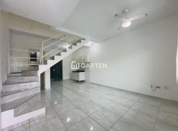 Sala e Cozinha · Sobrado com 2 suites em Caiobá