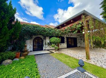 Casa · 3 Quartos · 4 Vagas ·
CASA COM 3 DORMITÓRIOS SENDO 2 SUÍTES, ESCRITÓRIO E PISCINA PRÓXIMA