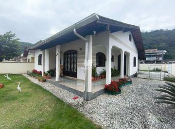 Casa · 173m² · 3 Quartos · Casa à venda no centro de Guabiruba – 3 quartos, passagem lateral e excelente espaço externo!