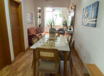 Sala · ​Apartamento mobiliado com Vista Livre para o Mar no Leme