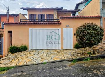 FACHADA · Excelente casa á venda no bairro Jardim Azaleias em Poços de Caldas MG.