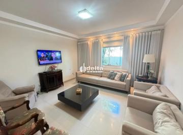 Casa · 250m² · 3 Quartos · 2 Vagas · Casa residencial com 3 suítes disponível para locação no bairro Cidade Jardim em Uberlândia-MG