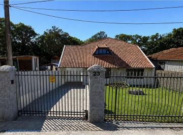 Casa · 205m² · 4 Quartos · 6 Vagas · "Adquira seu sobrado num dos lugares mais lindos do país"
