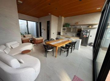 Casa de 4 quartos, Vicente Pires · Realize seu Sonho: Casa 4 Suítes com Piscina e Lazer em Vicente Pires