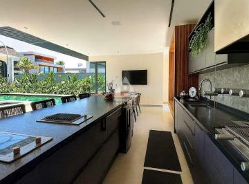 Casa · 1000m² · 7 Quartos · 4 Vagas · Mansão de Luxo em Alphaville (Barra da Tijuca): 7 Quartos, 1300m² e Tecnologia Sustentável