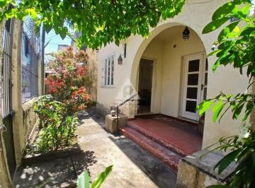 Casa · 212m² · 4 Quartos · 1 Vaga · Ótima casa duplex composta de 4 quartos espaçosos e arejados, 2 excelentes salas, com vaga para até 